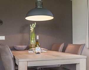 Stijlvolle eetruimte in Chalet 23 Nevada, De Cocksdorp, Texel, ideaal voor sfeervolle maaltijden op de Waddeneilanden.