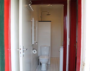 Modernes Badezimmer im Ferienhaus Onder de vuurtoren 115, De Cocksdorp, Texel mit Dusche.