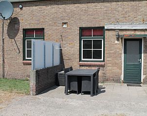 Gezellig terras bij Onder de vuurtoren 113 vakantiehuis De Cocksdorp Texel voor buiten dineren en ontspanning.