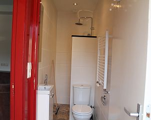 Stijlvolle badkamer in Onder de vuurtoren 113 vakantiehuis De Cocksdorp Texel met moderne voorzieningen en comfort.