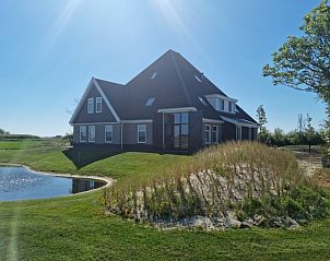 Ferienhaus De Muy in De Cocksdorp, Texel mit Blick auf den Teich und die grne Umgebung.