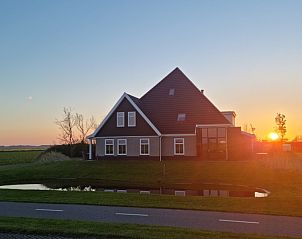 Sonnenuntergang am Ferienhaus De Muy, De Cocksdorp, Texel mit farbigem Himmel.