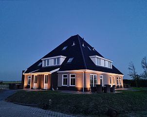 Stimmungsvolle Auenbeleuchtung des Ferienhauses De Muy, De Cocksdorp, Texel in der Abenddmmerung.
