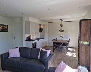 Modernes Wohnzimmer im Ferienhaus De Muy, De Cocksdorp, Texel mit Kche und Essbereich.