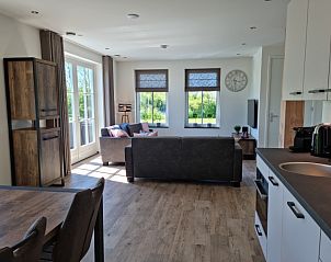 Gemtlicher Innenraum Ferienhaus De Muy, De Cocksdorp, Texel mit Blick auf den Garten.