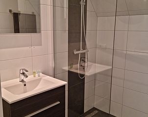Modernes Badezimmer im Ferienhaus De Muy, De Cocksdorp, Texel mit groer Dusche.