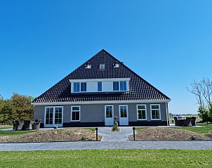 Vorderseite des Ferienhauses De Slufter in De Cocksdorp Texel, mit groen Terrassen und Natur.