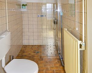 Modernes Badezimmer mit Dusche im Ferienhaus Duinviooltje auf Texel, De Cocksdorp.