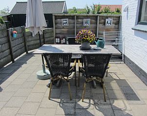 Gemtliche Terrasse mit Esstisch im Ferienhaus Duinviooltje, Texel, De Cocksdorp.