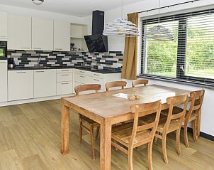 Gerumige Essecke in De Postschipper in De Cocksdorp Texel mit Holztisch und Sthlen.