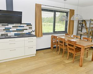 Kche und Essbereich im Ferienhaus De Postschipper auf Texel mit Blick auf den Garten.