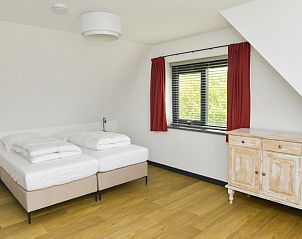 Helles Schlafzimmer in De Postschipper in De Cocksdorp Texel mit bequemen Betten.