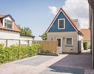 Front view of vacation home Type D Kikkertstraat in De Cocksdorp, Texel, with charming facade and sunny surroundings.