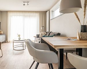 Modern living room in Type D Kikkertstraat, De Cocksdorp, Texel, with stylish furnishings and lots of natural light.