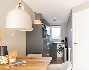 Compact kitchen in Type D Kikkertstraat, De Cocksdorp, Texel, equipped with modern appliances for a comfortable stay.