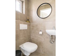 Stylish bathroom in vacation home Type D Kikkertstraat, De Cocksdorp, Texel, with modern amenities and elegant design.