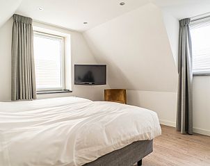 Bright bedroom in Type D Kikkertstraat, De Cocksdorp, Texel, with comfortable bed and serene atmosphere.