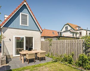Sunny terrace in the garden of Type D Kikkertstraat, De Cocksdorp, Texel, perfect for outdoor relaxation.