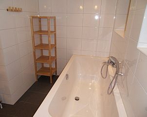 Spacious bathroom with bathtub in Type 8 - 2108 vacation home, De Cocksdorp.