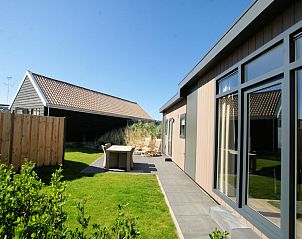 Sunny terrace of Chalet 08 Newport in De Cocksdorp Texel with comfortable seating.