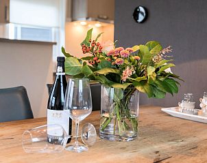 Dining table with flowers at Chalet 08 Newport, De Cocksdorp Texel for atmospheric meals.