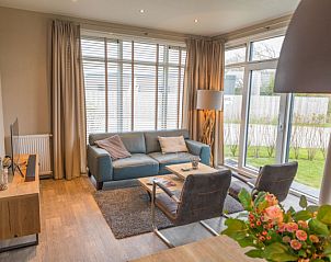 Bright living room in Chalet 08 Newport, De Cocksdorp Texel with spacious seating area and views.