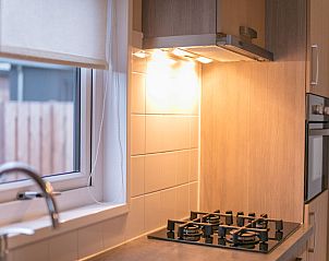 Modern kitchen in Chalet 08 Newport, De Cocksdorp Texel with gas hob and lighting.