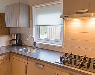 Fully equipped kitchen of Chalet 08 Newport in De Cocksdorp Texel with built-in appliances.