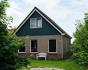 Dune/lighthouse view detached vacation home in De Cocksdorp, Texel with green surroundings.