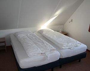 Comfortable twin bedroom in Dune/lighthouse view detached vacation home, Texel.