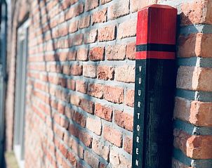 Brick wall with lighthouse post at Holiday Home De Vuurtoren, Texel.