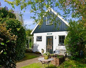 Das Ferienhaus Wulpenlied in De Cocksdorp, Texel, umgeben von Grn und Blumen.