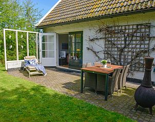 Terrasse mit Gartenmbeln im Ferienhaus Het Wulpenlied in De Cocksdorp, Texel.