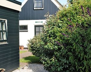 Eingang zum Ferienhaus Het Wulpenlied in De Cocksdorp, Texel im Grnen.
