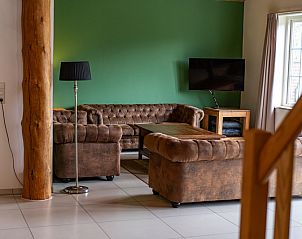 Gezellige woonkamer van Vakantiehuis Paal 86, De Cocksdorp, Texel, met comfortabele banken.