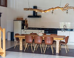 Eetruimte met grote tafel in Vakantiehuis Paal 86, De Cocksdorp, Texel, ideaal voor familiediners.