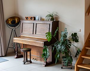Piano in de woonkamer van Vakantiehuis Paal 86, De Cocksdorp, Texel, voor muzikale avonden.