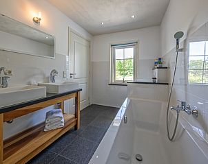 Luxe badkamer met dubbele wastafel in Vakantiehuis Paal 86, De Cocksdorp, Texel.
