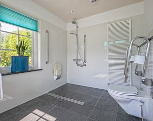 Ruime inloopdouche in Vakantiehuis Paal 86, De Cocksdorp, Texel, met moderne inrichting.