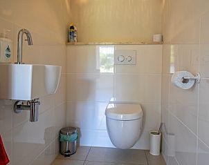 Stijlvolle toiletruimte in Vakantiehuis Paal 86, De Cocksdorp, Texel, met moderne afwerking.