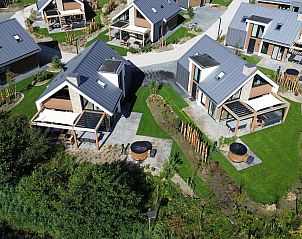 Luchtfoto van Duinvilla Wellness 5 in De Cocksdorp, Texel. Luxe vakantiehuis met veranda en groene tuin op de Waddeneilanden.