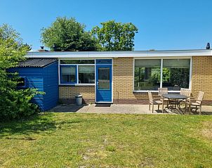 Bungalowpark Tamarisk - Bungalow 174 - Zilt Zand in De Cocksdorp, Texel met zonnig terras en groene omgeving.