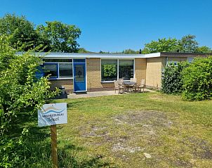 Bungalowpark Tamarisk - Bungalow 174 - Zilt Zand op Texel met groen uitzicht en uitnodigend terras.