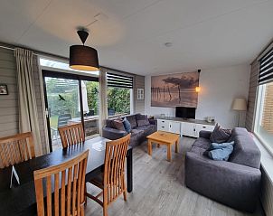 Binnenruimte van Bungalow 174 - Zilt Zand in De Cocksdorp, Texel met comfortabele zithoek en eethoek.