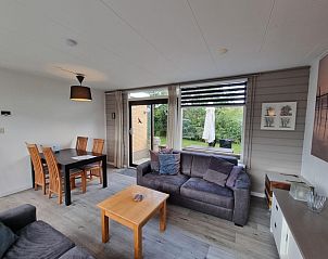 Gezellige zitruimte in Bungalow 174 - Zilt Zand, Texel met toegang tot de tuin bij Bungalowpark Tamarisk.