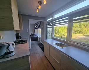 Moderne keuken in Bungalow 174 - Zilt Zand, De Cocksdorp, Texel met uitzicht op de groene omgeving.