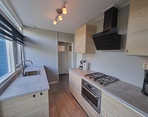 Functionele keuken van Bungalow 174 - Zilt Zand op Texel met moderne apparatuur bij Bungalowpark Tamarisk.