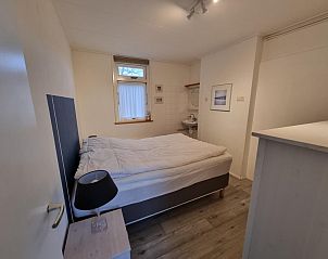 Slaapkamer in Bungalow 174 - Zilt Zand, De Cocksdorp, Texel met comfortabel bed en rustige sfeer.