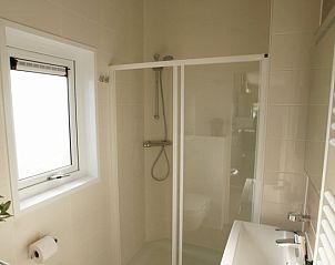 Stijlvolle badkamer in Chalet 12 Newport, De Cocksdorp, Texel. Vakantiehuis met moderne faciliteiten op de prachtige Waddeneilanden.