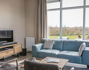 Ruime woonkamer in Chalet 12 Newport, De Cocksdorp, Texel. Ontspan in stijl op de Waddeneilanden met uitzicht op de natuur.